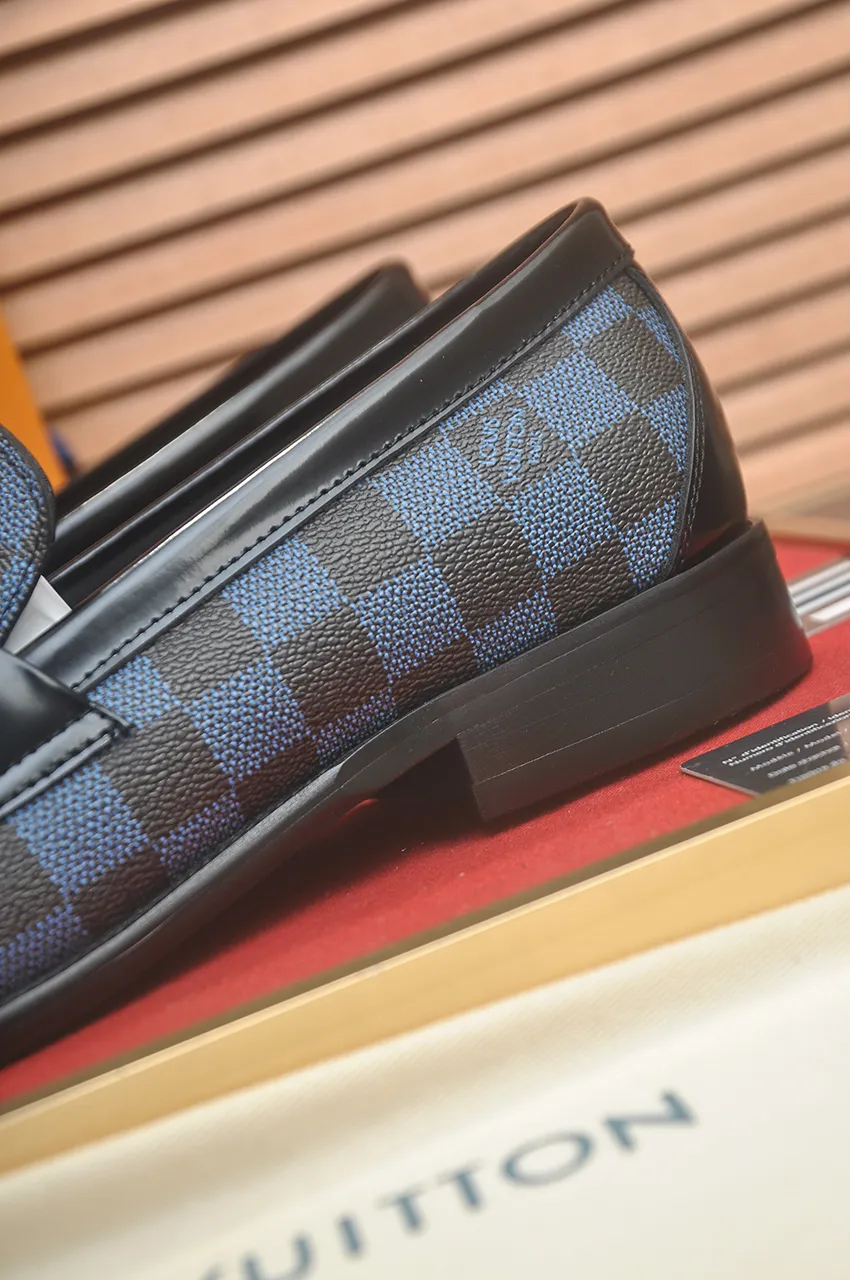 Men's men's shoes 💰540💶 [LV] (original single cowhide lining) 🍀LV's latest genuine leather business suit shoes are launched simultaneously on the official website. The first-layer cowhide imported from Italy is made of heavy gold, 💥official website 1:1 rubber outsole. Versatile to wear, high-end without losing class, and the color combination is extraordinary. This four-season style is alluring when worn on your feet, showing off your big-name flair. Standard code 39-45 (45 customized)